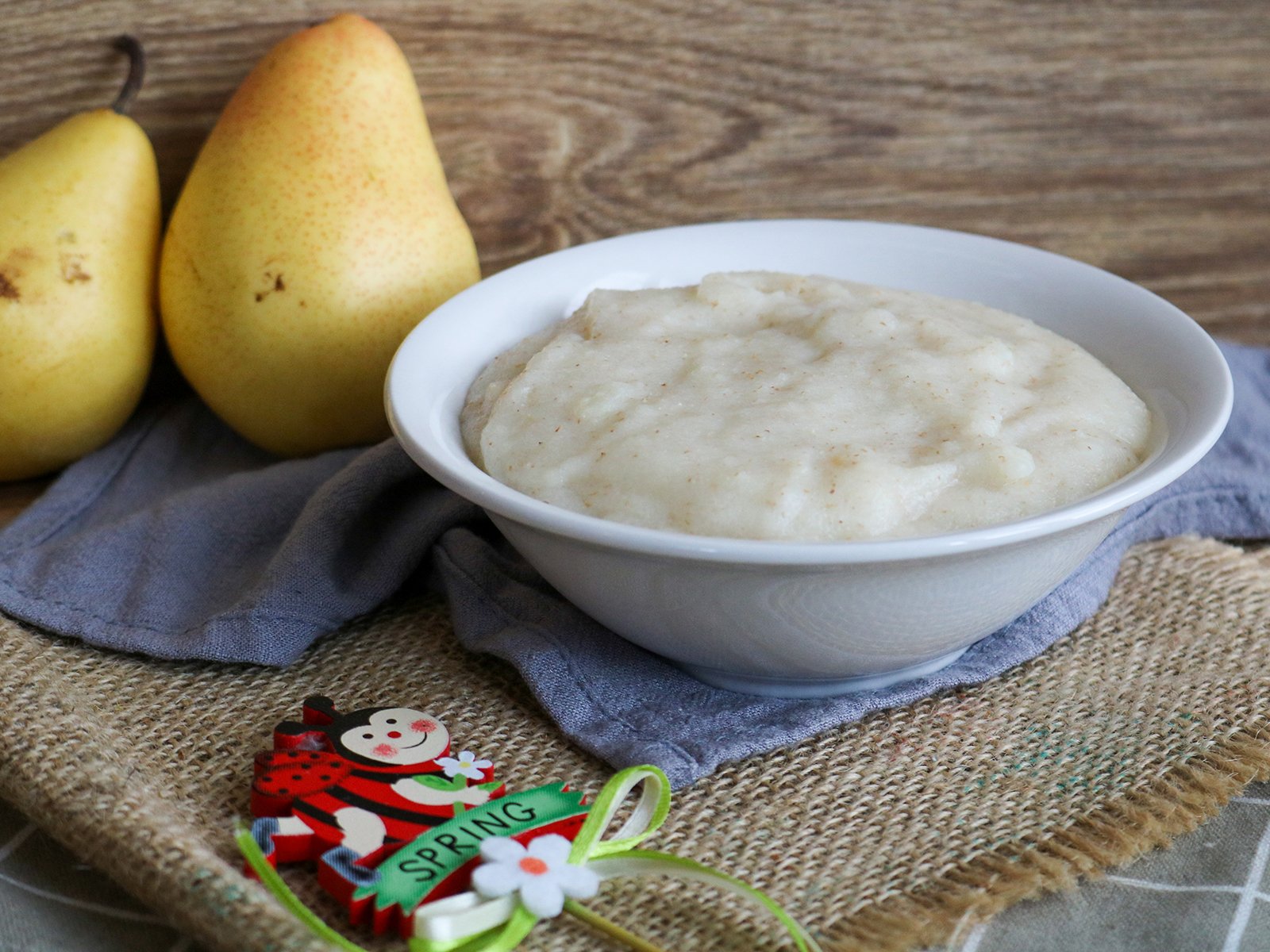 Birne-Getreide-Milchbrei