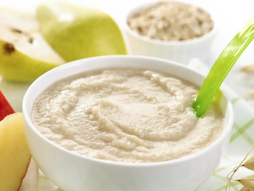 Getreide-Milchbrei mit Birnenkompott