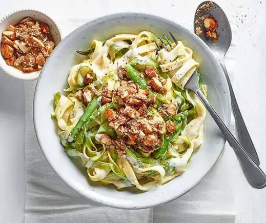Spargel-Tagliatelle mit Mandeln