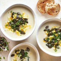 Blumenkohlsuppe mit Ei-Streuseln