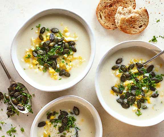 Blumenkohlsuppe mit Ei-Streuseln