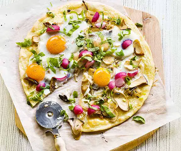 Flammkuchen mit Pilzen und Spiegeleiern