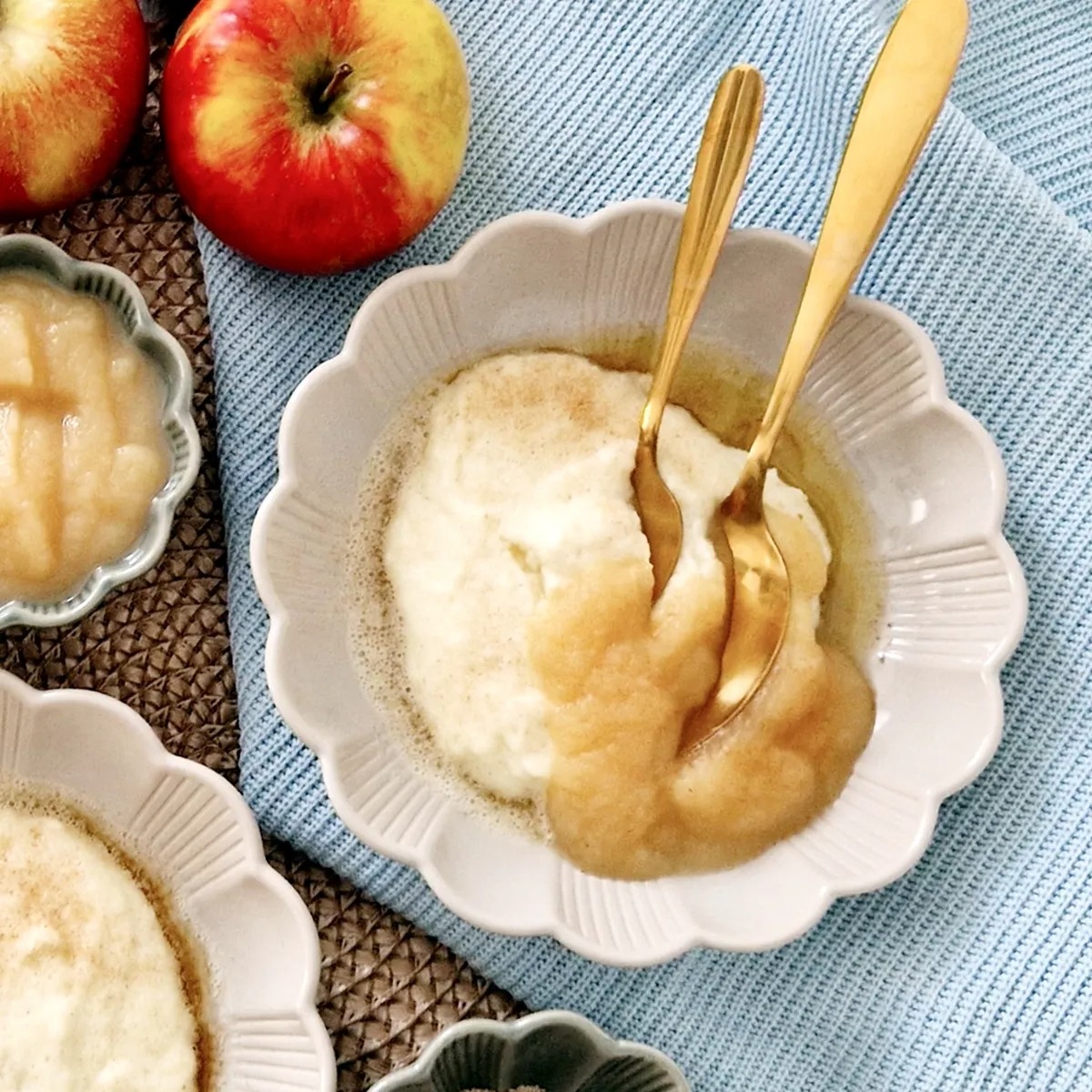 Fruchtiger Apfelgriessbrei