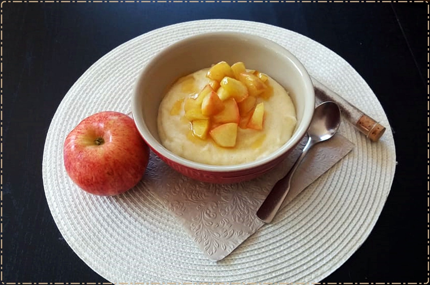 Griess mit Äpfeln und Zimt