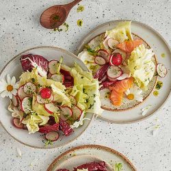 Salat-Bowl mit Lachs